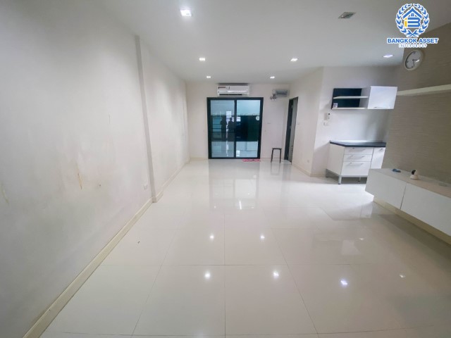 *****ทาวน์โฮมมือสองทำเลโชคชัย 4 กรุงเทพมหานคร ม. Cozy by BNTD โชคชัย 4 #หลังมุม เนื้อที่กว้างขวางถึง 28.1 ตร.ว. ฟังก์ชัน 3 ห้องนอน 3 ห้องน้ำ 2 ที่จอดรถ บนทำเลดี เดินทางสะดวกมาก พร้อมเชื่อมต่อหลายเส้นทาง ใกล้ทางด่วน "รามอินทรา"